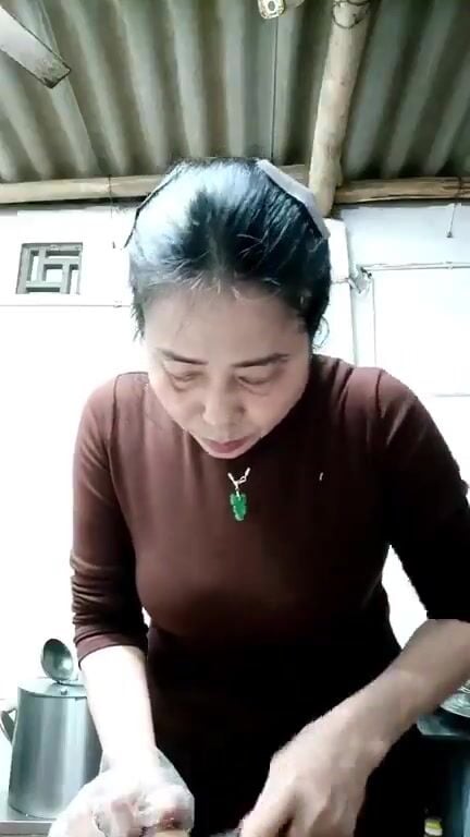 Chị Lan U50 hồi xuân, tim bạn zai không phân biệt tuổi tác